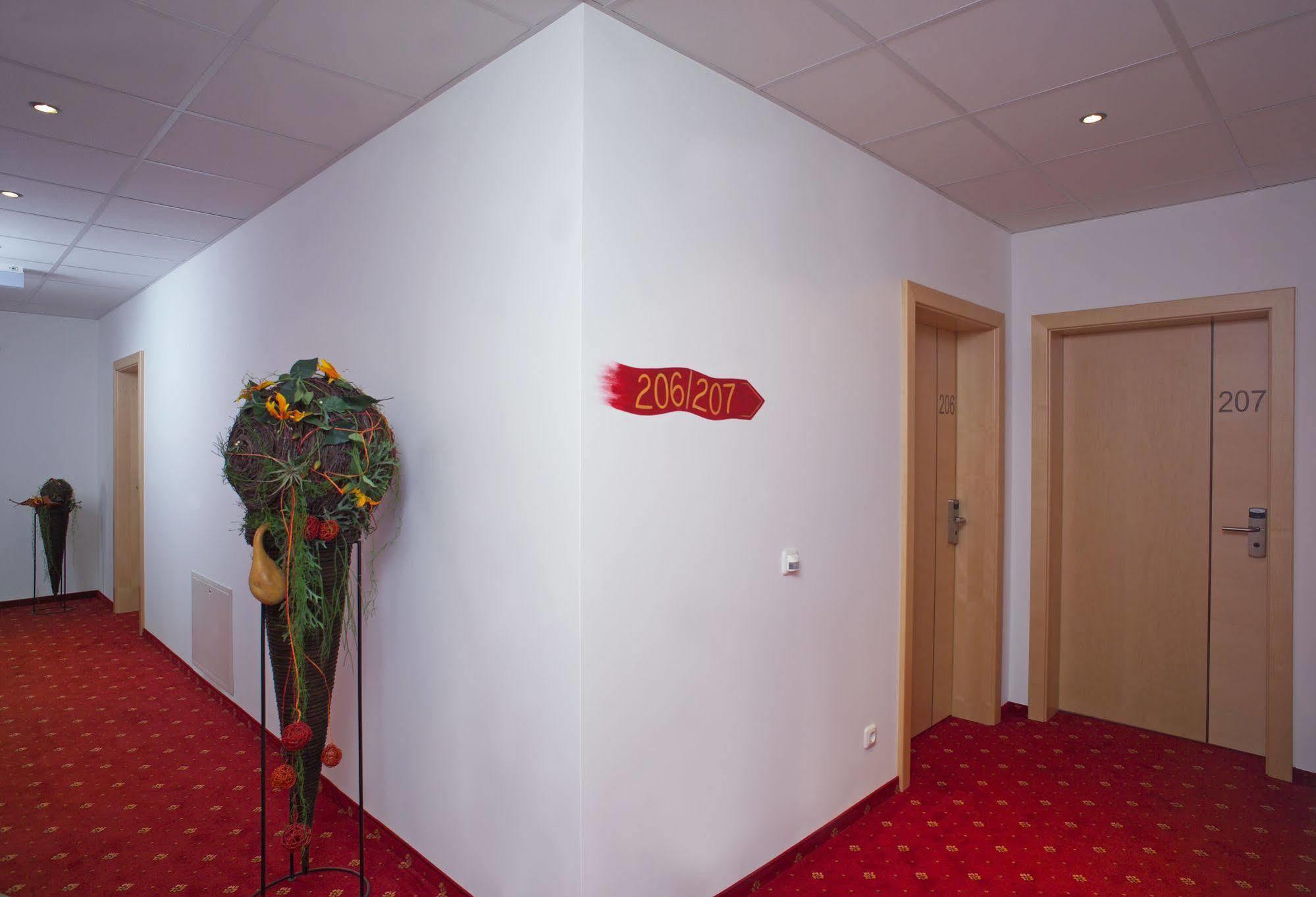 Hotel Restaurant Wallner I Contactless Check-In Sankt Valentin Luaran gambar