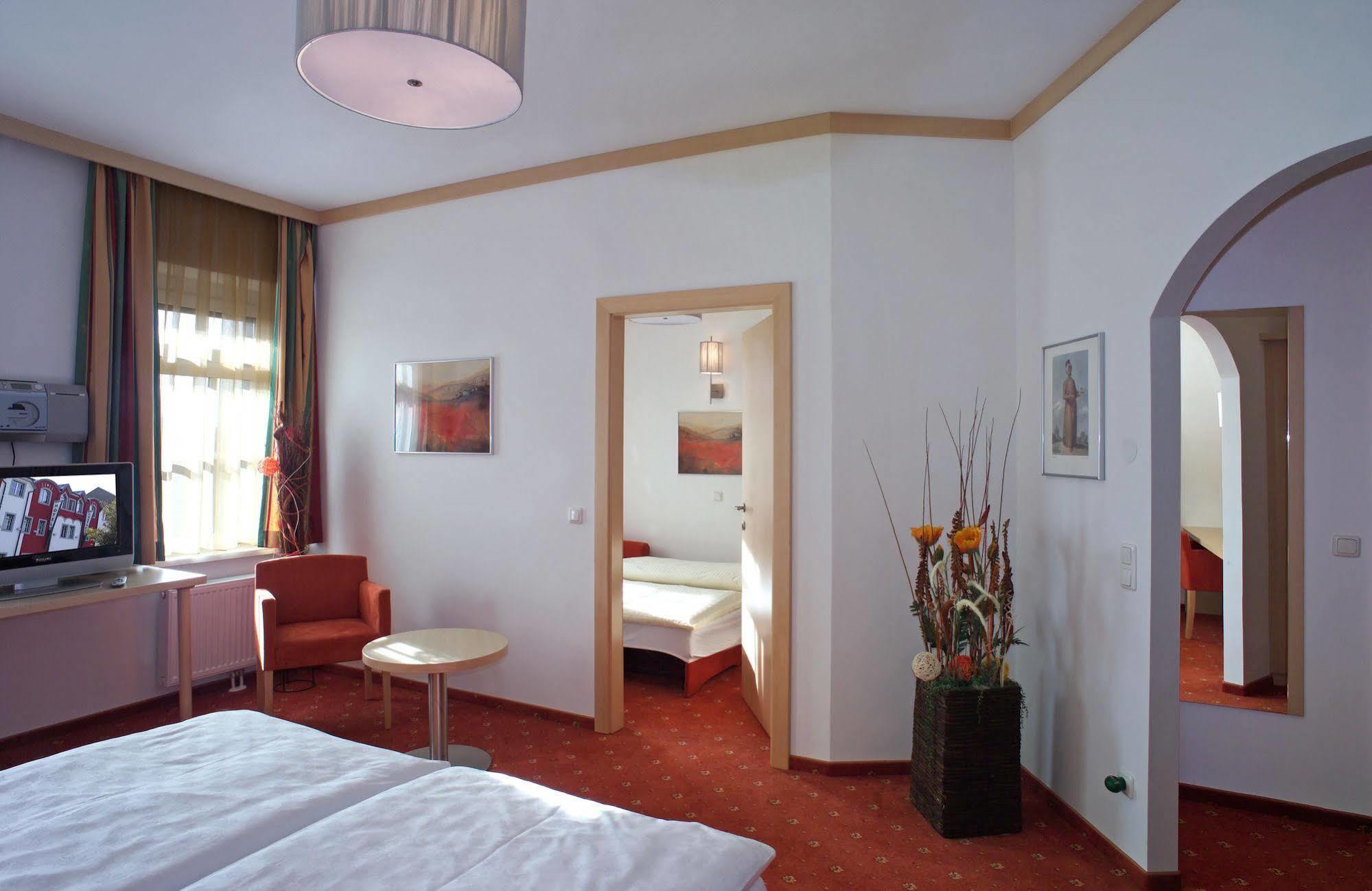 Hotel Restaurant Wallner I Contactless Check-In Sankt Valentin Luaran gambar